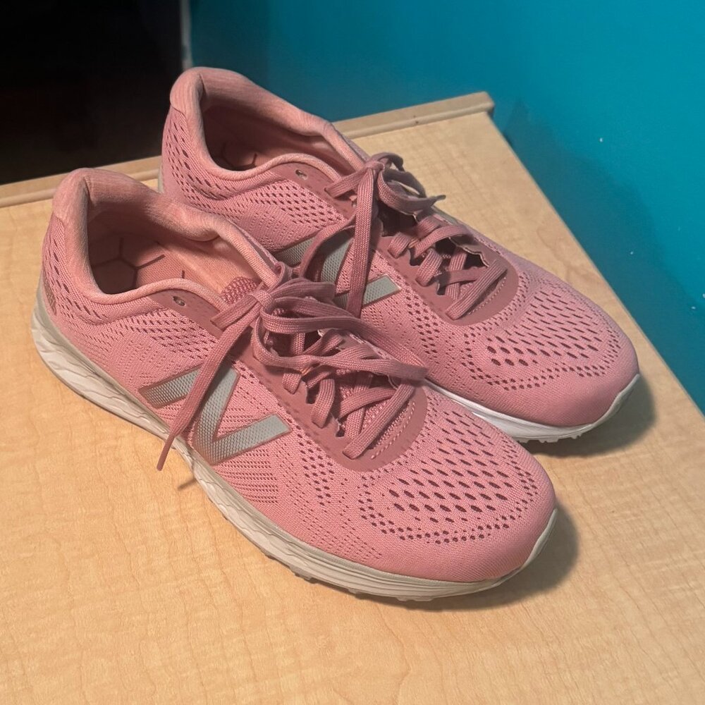 New Balance Sneakers - Women's 9 - Picture 3 of 4